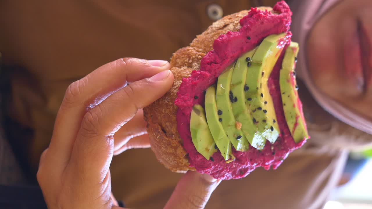 Toast con hummus di avocado e barbabietola