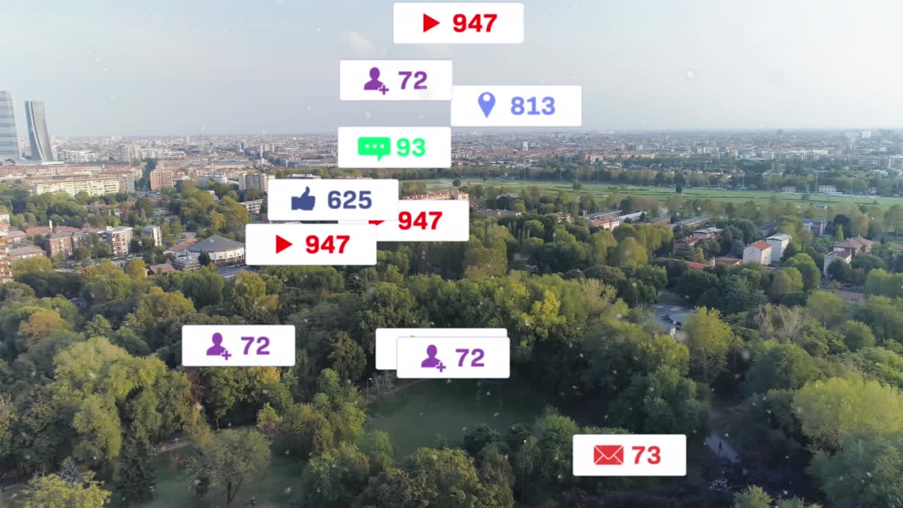 iconos de las redes sociales en múltiples burbujas de habla flotando contra la vista aérea del paisaje urbano