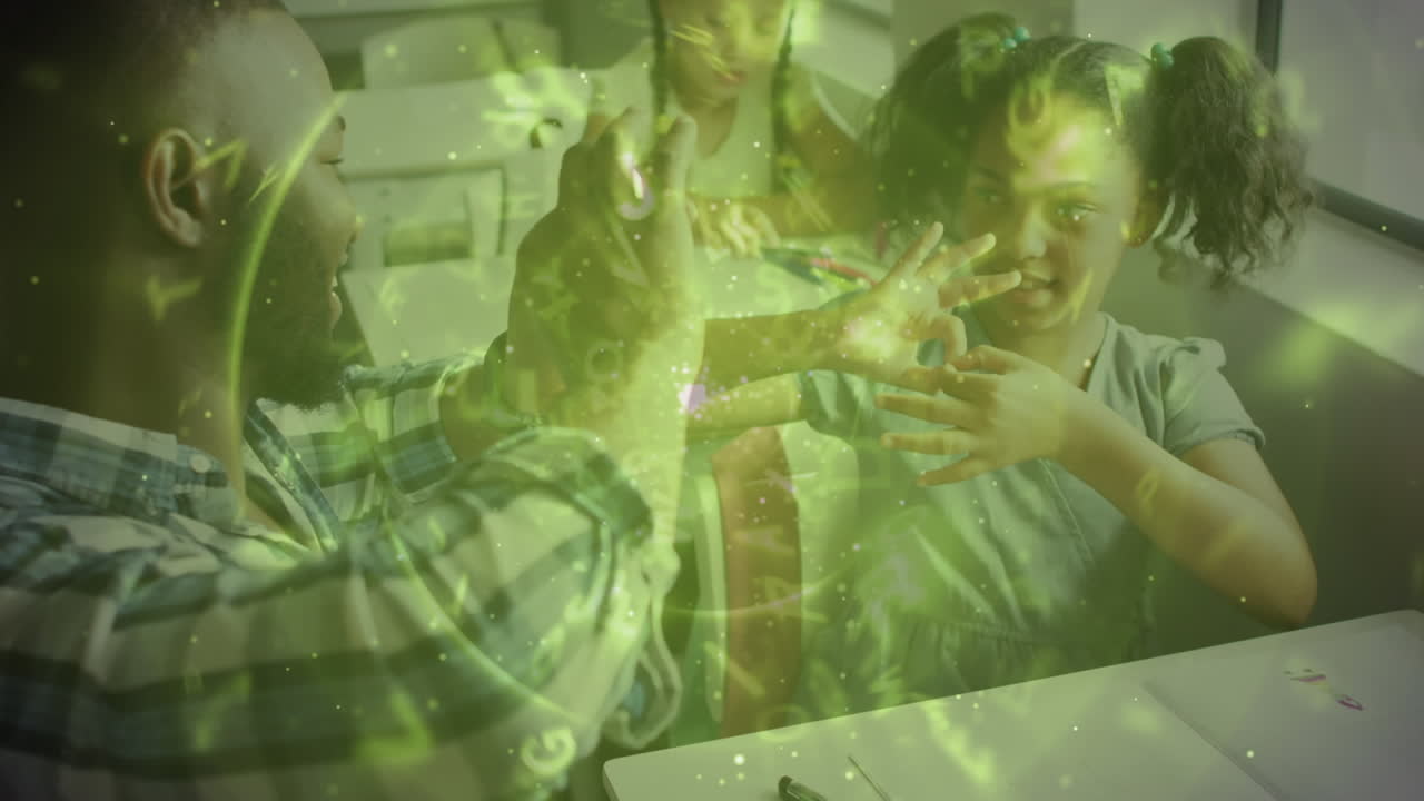 animación del procesamiento de datos sobre un maestro afroamericano y una niña en el escritorio firmando en clase