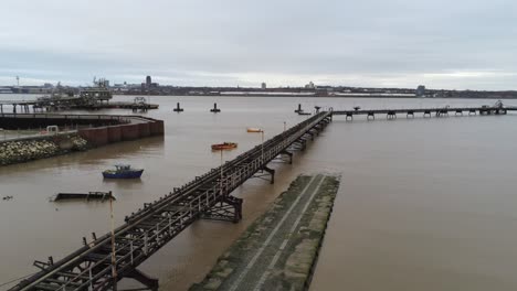 vista de drones terminal petrolera de tranmere birkenhead puerto petroquímico costero distribución tire hacia atrás sobre los muelles