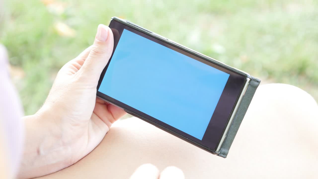 mujer realizando gestos con los dedos en la pantalla azul de la pantalla de teléfono inteligente 4k