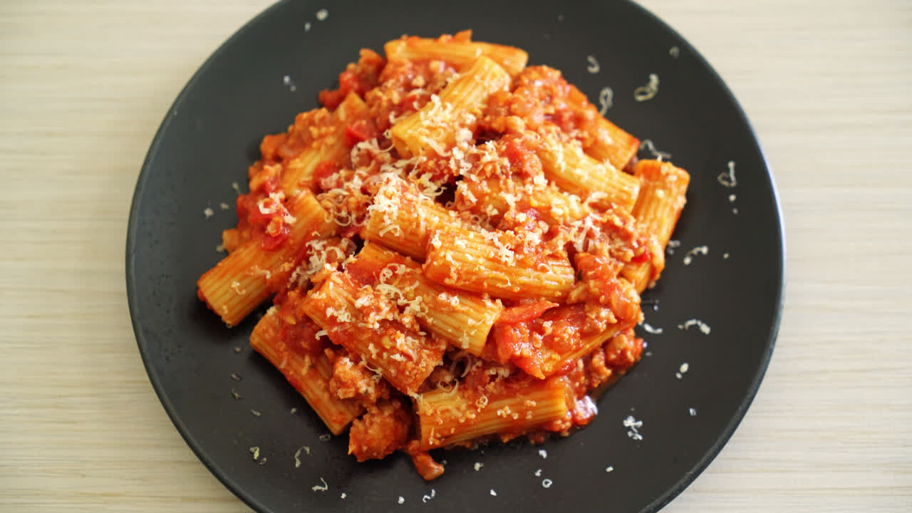치즈를 곁들인 볼로네제 리가토니 파스타 - 전통 이탈리아 파스타
