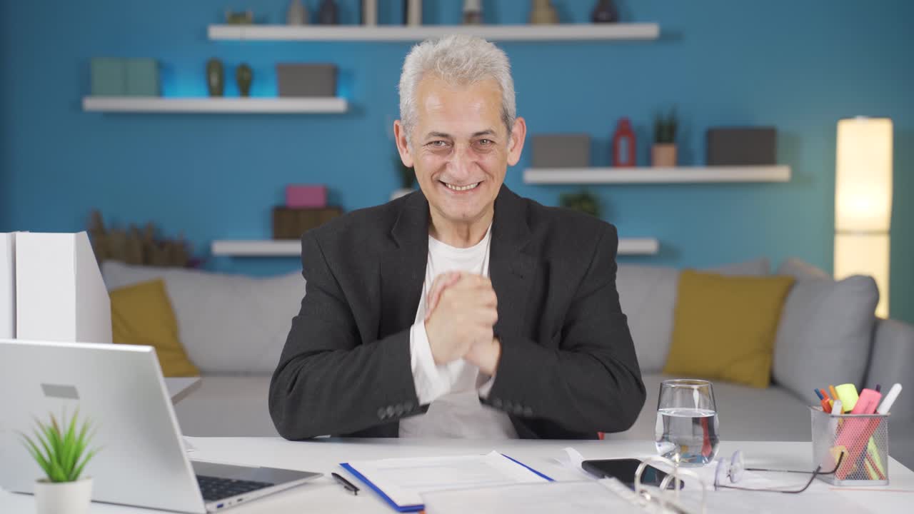 홈 오피스 워커는 카메라를 바라보고 박수를 치며 흥분합니다.