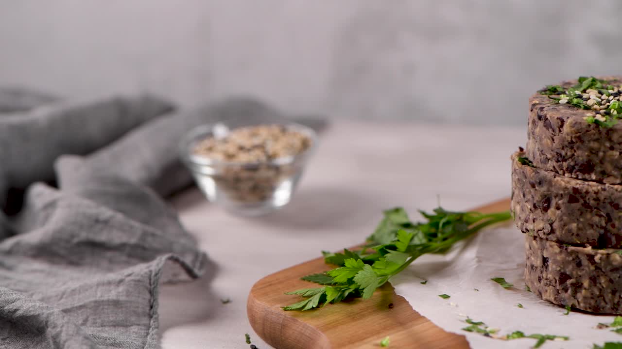 hamburguesa vegetal cruda con frijoles negros