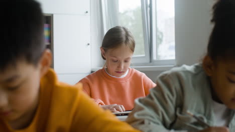 Schüler-Im-Klassenzimmer.