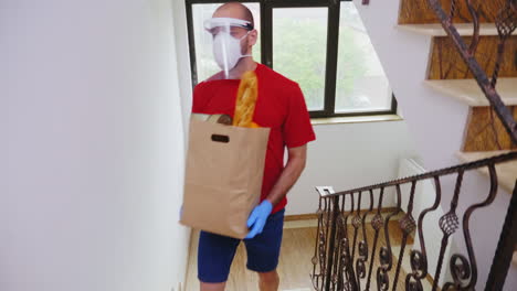 mensajero de alimentos con máscara y guantes de protección