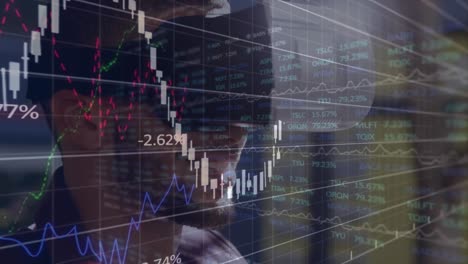 animación de procesamiento de datos financieros y de mercado de valores sobre un hombre biracial que usa auriculares vr