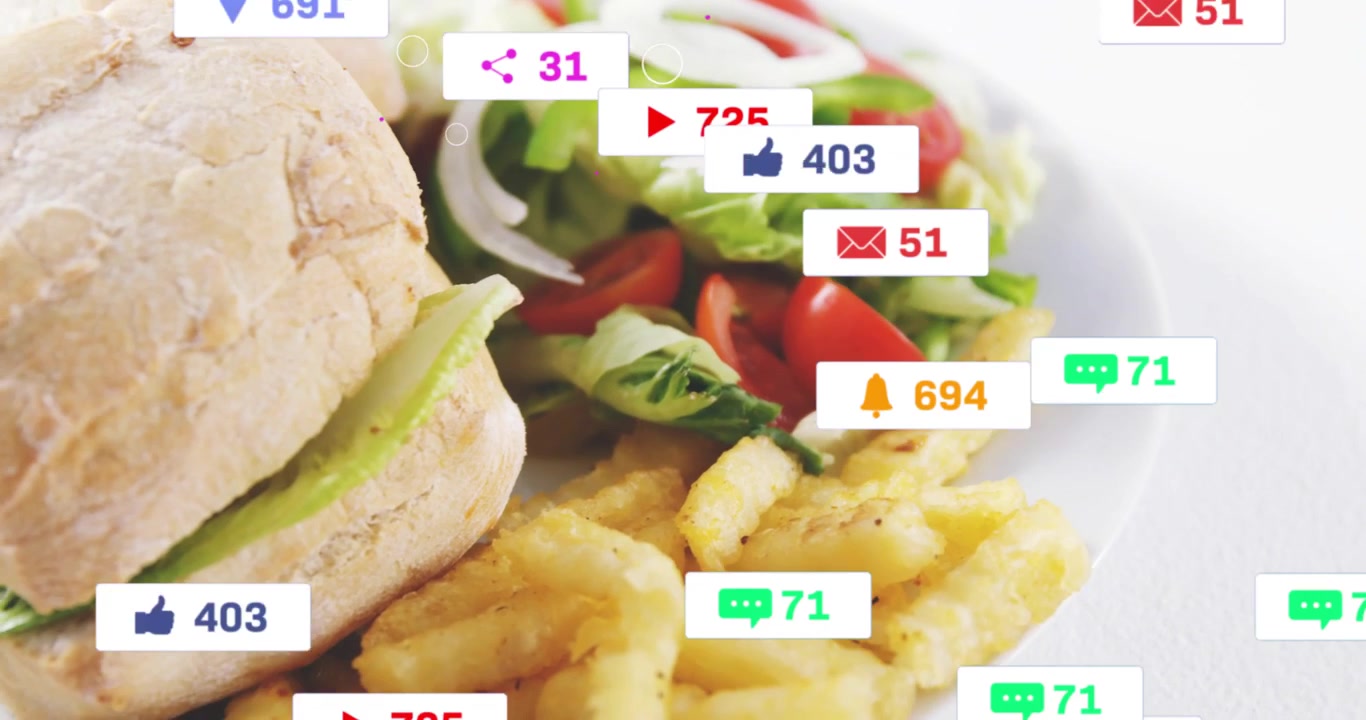 Cursor flotando, insignias apareciendo y oscureciendo un sándwich emplatado, representando el bullicio social.