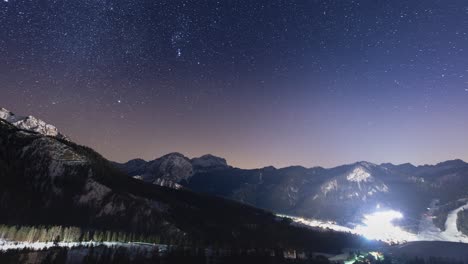 Toda-La-Noche-Timelapse-Del-Cielo-Nocturno-Y-El-Valle-Cerca-De-San-Vigilio,-Norte-De-Italia