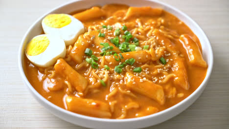 Koreanische-Instant-Nudeln-Und-Tteokbokki-In-Koreanischer-Scharfer-Sauce,-Rabokki---Koreanisches-Essen