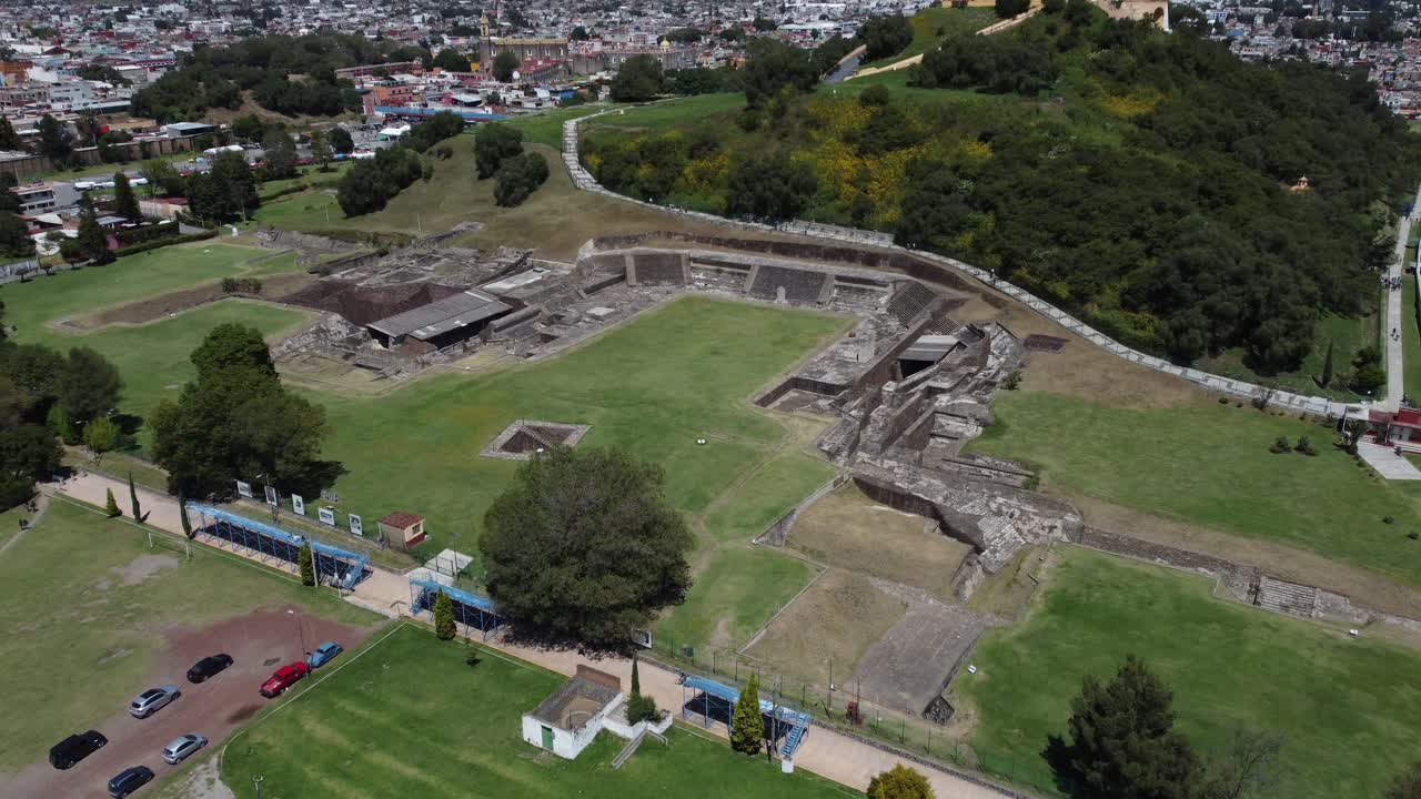 La cattedrale e le piramidi dall'alto a Cholula, Messico