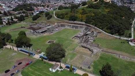 La-Catedral-Y-Las-Piramides-Desde-Arriba-En-Cholula,-Mexico