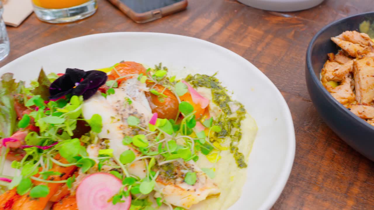 훌륭한 음식, 야채와 고기를 곁들인 다채로운 음식