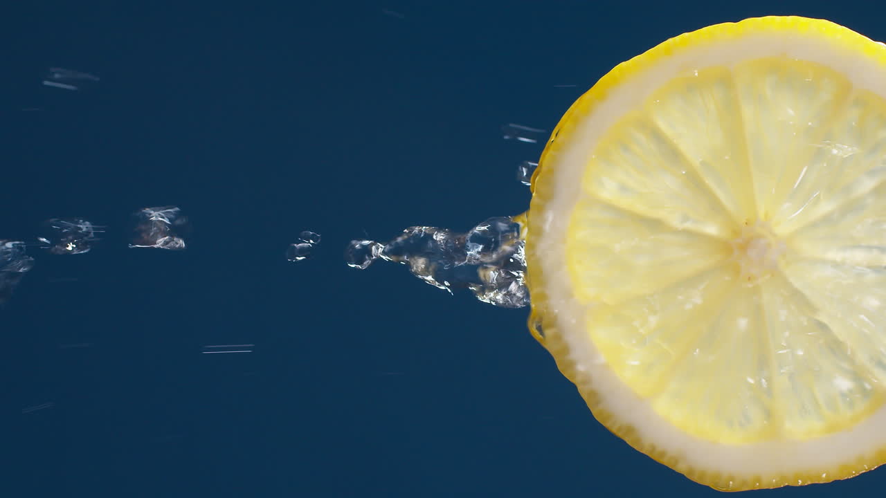 vertical de tiro macro de cámara lenta de fluir