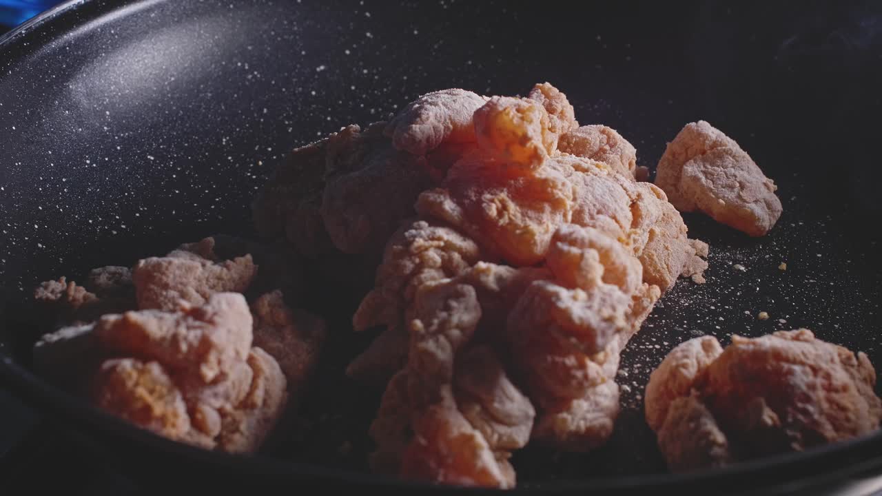 후라이팬에 새콤달콤한 양념을 입힌 자른 닭가슴살을 후라이팬에 넣고 나무주걱으로 볶는다