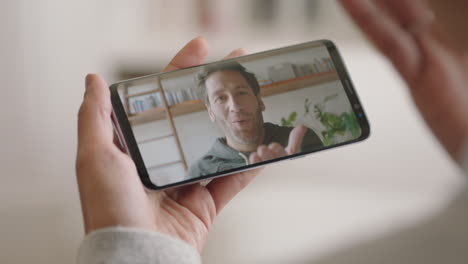 Mujer-Joven-Video-Chat-Usando-Un-Teléfono-Inteligente-En-Casa-Disfrutando-De-Una-Conversación-Con-Su-Novio-Conversando-Compartiendo-Estilo-De-Vida-En-Imágenes-De-4k-De-Teléfono-Móvil