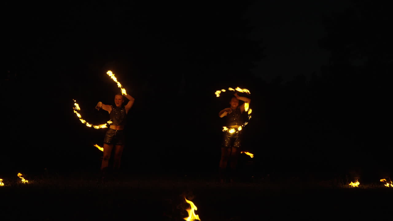 actuación de fuego poi por la noche