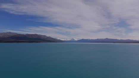 Snow-capped-peaks-of-Mt-Cook-and-MT-Aoraki-surrounding-the-turquoise-Lake-Pukaki