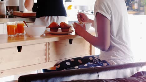 una pareja de lesbianas desayunando