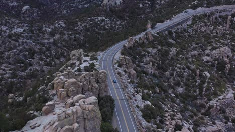 Un-Automóvil-Pasa-Por-Rock-Hoodoos-Al-Atardecer-En-El-Recorrido-Panorámico-De-La-Autopista-Catalina-Que-Conduce-A-La-Cima-Del-Monte-Lemmon-En-Tucson,-Arizona