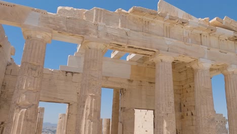 toma panorámica de las antiguas columnas de los propileos primera acrópolis de la entrada de atenas, grecia