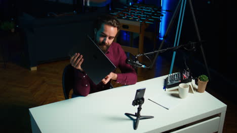 experto técnico evaluando el rendimiento de la computadora portátil, hablando de componentes