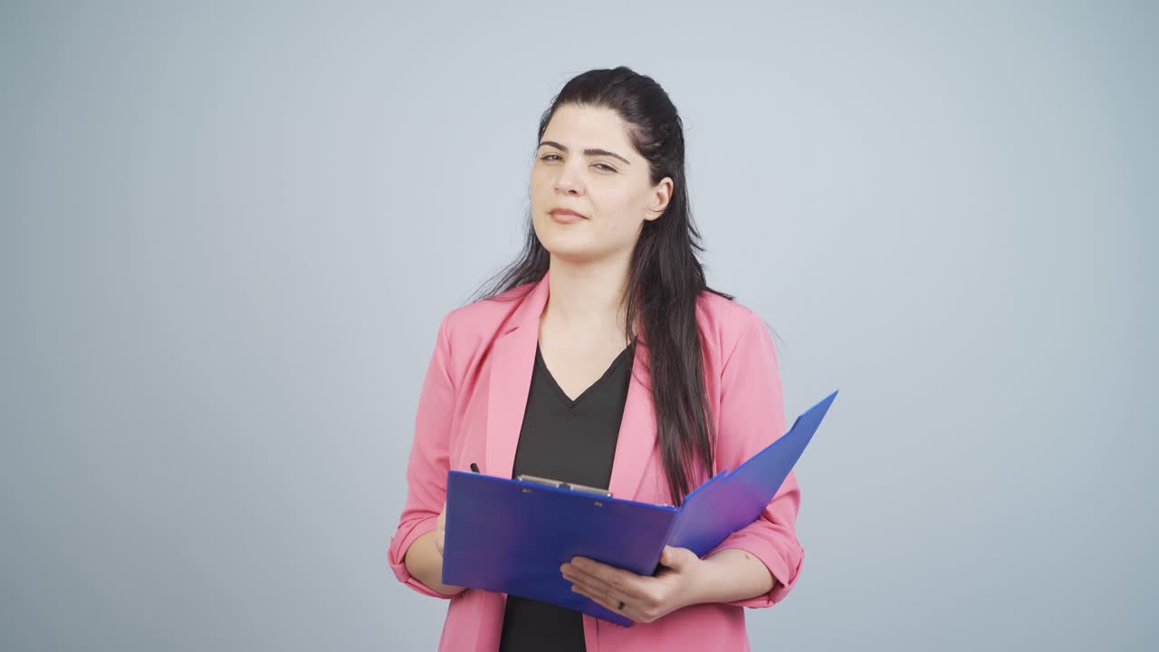 mujer de negocios guiñando el ojo a la cámara.