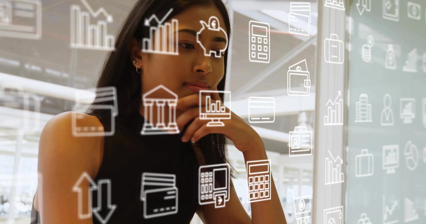 Mujer inclinada hacia adelante escribiendo en un portátil, iniciando iconos financieros flotantes mientras analiza datos.