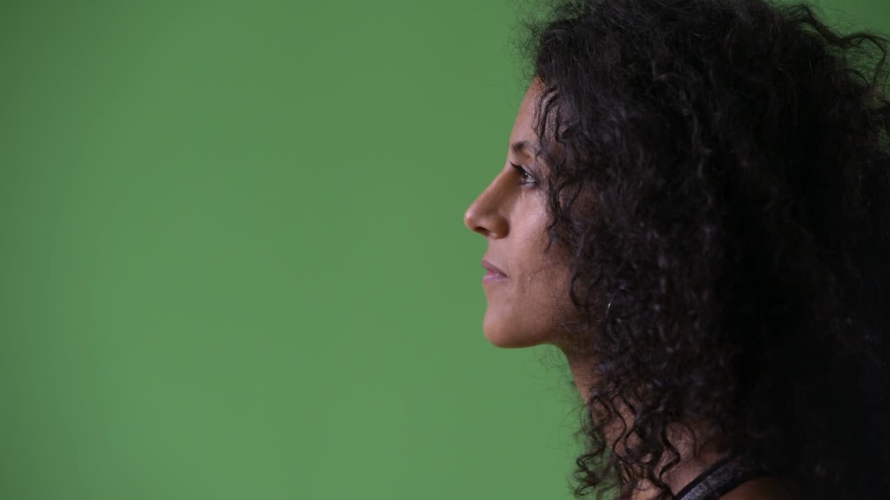 Profilo di una giovane, felice e bella donna ispanica pronta per la palestra