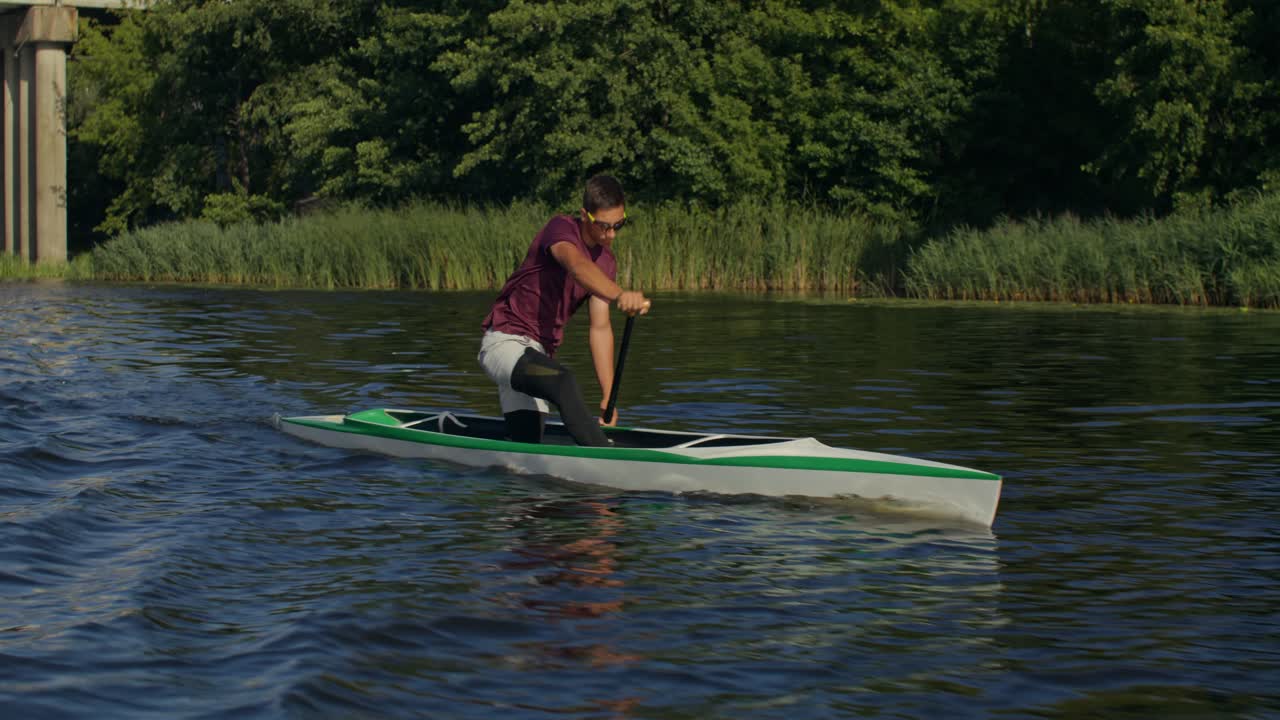 Pescare in kayak sul fiume