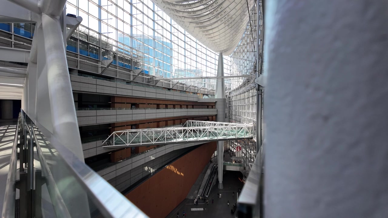 Elegante architettura moderna del Tokyo International Forum, che mette in mostra pareti di vetro e passerelle