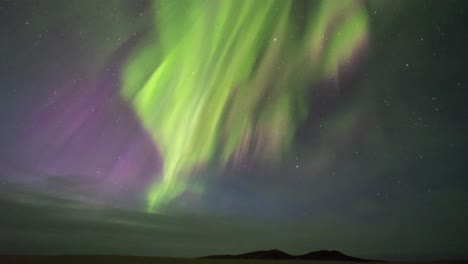 increíble vista de la aurora boreal en el cielo nocturno