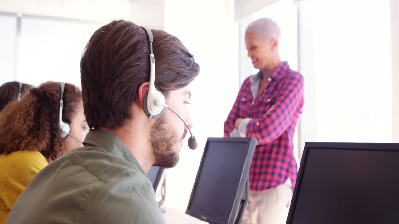 entrenadora de servicio al cliente que supervisa a su equipo