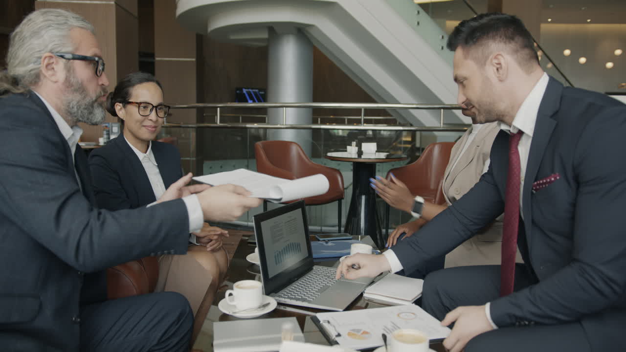 деловая встреча в кафе