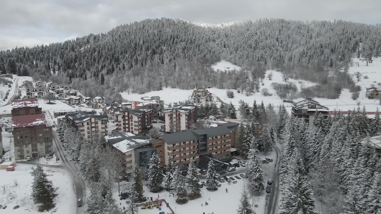 una bulliciosa estación de esquí de montaña con esquiadores y snowboarders disfrutando de las laderas nevadas y la belleza escénica circundante