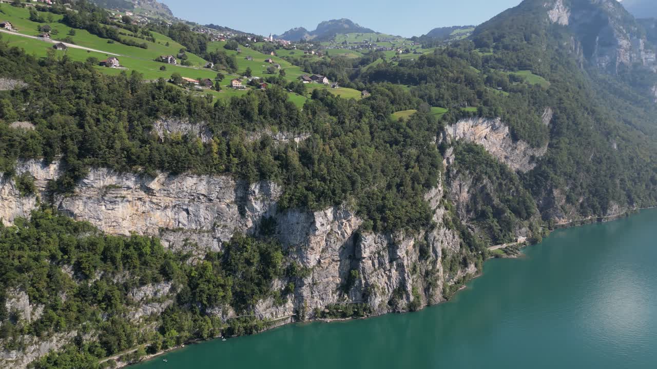 una impresionante vista aérea del lago walensee, con exuberantes colinas verdes y áreas residenciales visibles más allá