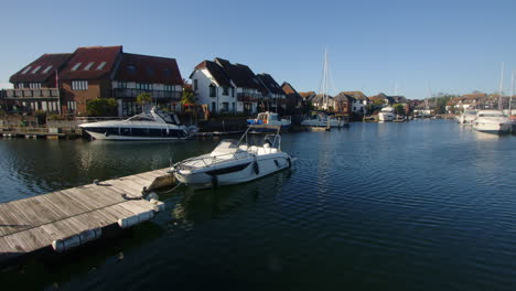 fotografía de casas y barcos en el pueblo de hythe marina con el pontón del barco en primer plano