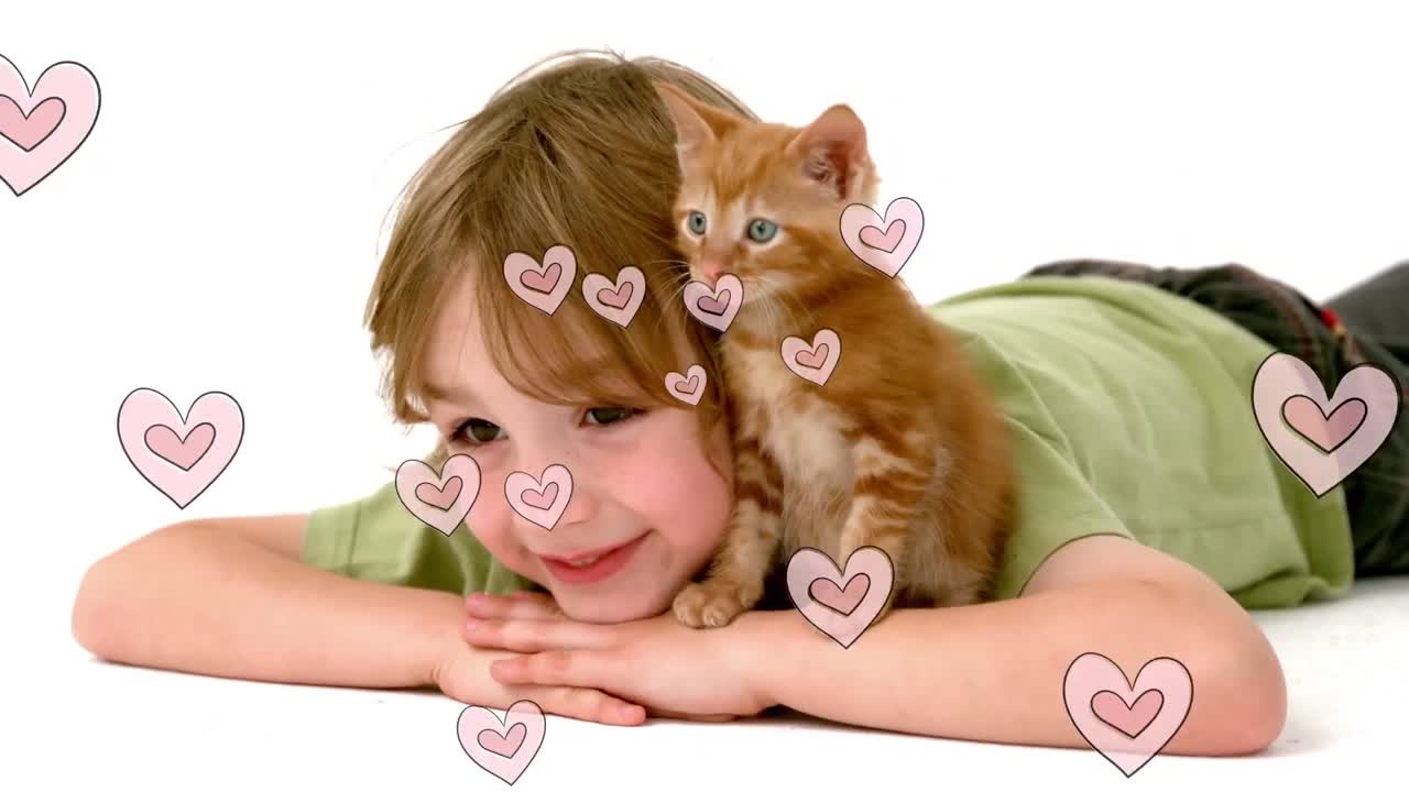 múltiples iconos de corazón rosa flotando contra el gato sentado en el hombro del niño caucásico