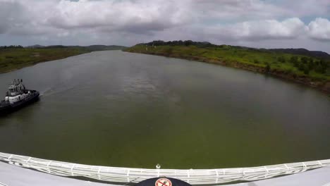 panama canal transit between pacific and atlantic ocean
