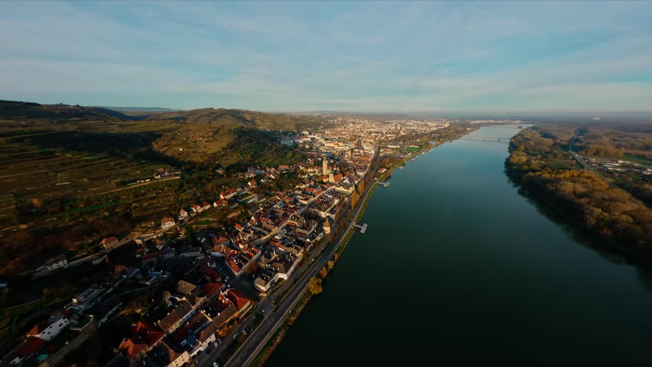 toma de paisaje aéreo suave del valle del danubio durante el impresionante día de otoño