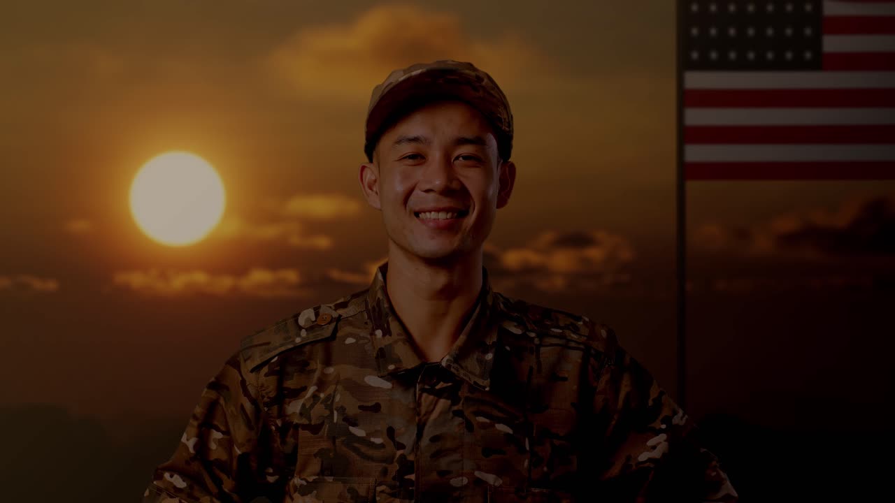 미국 발을 들고 해가 지는 순간 미소 짓는 군인