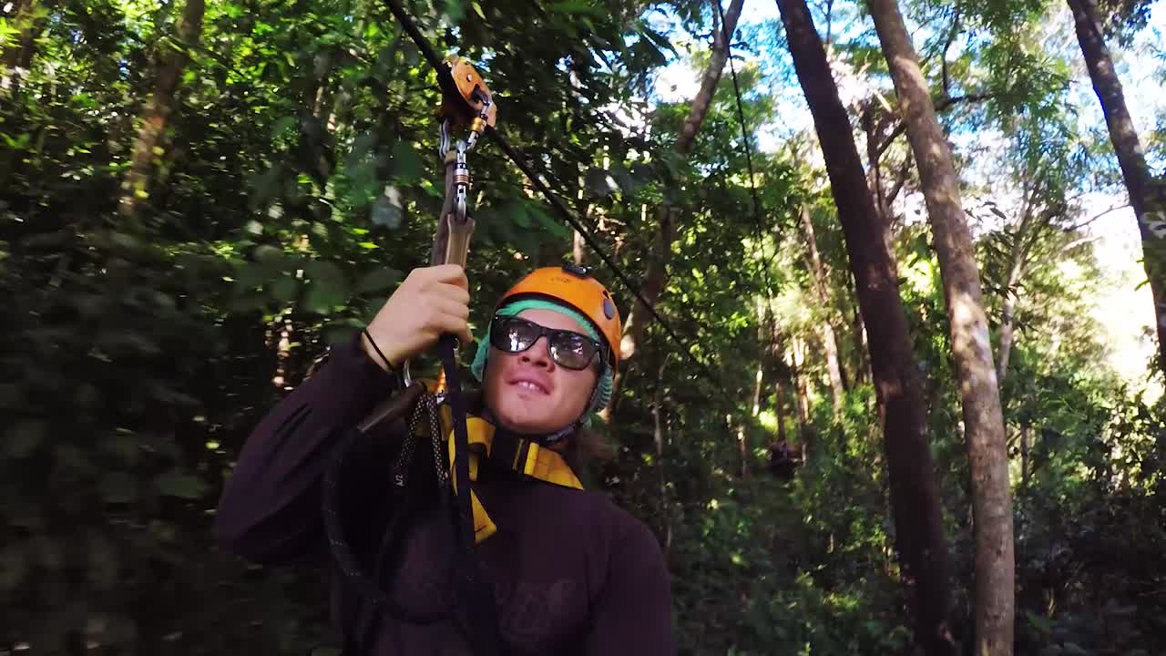 hombres felices en zipline tailandia