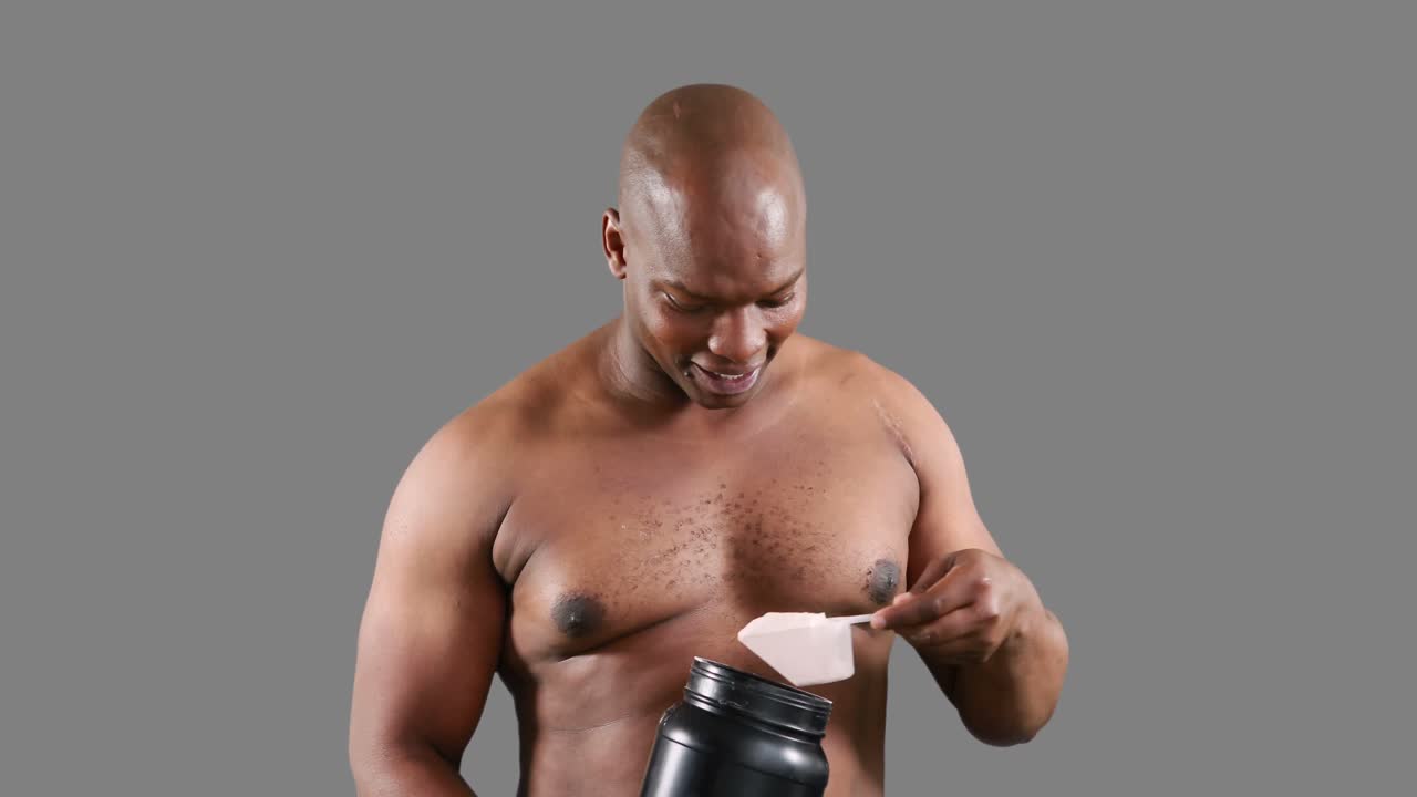 hombre musculoso serio con proteínas