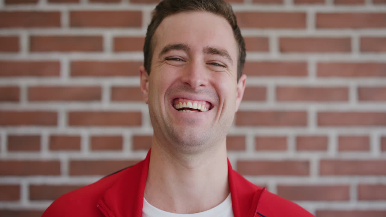 retrato joven atractivo riendo joven estudiante alegre disfrutando de un exitoso estilo de vida independiente en cámara lenta