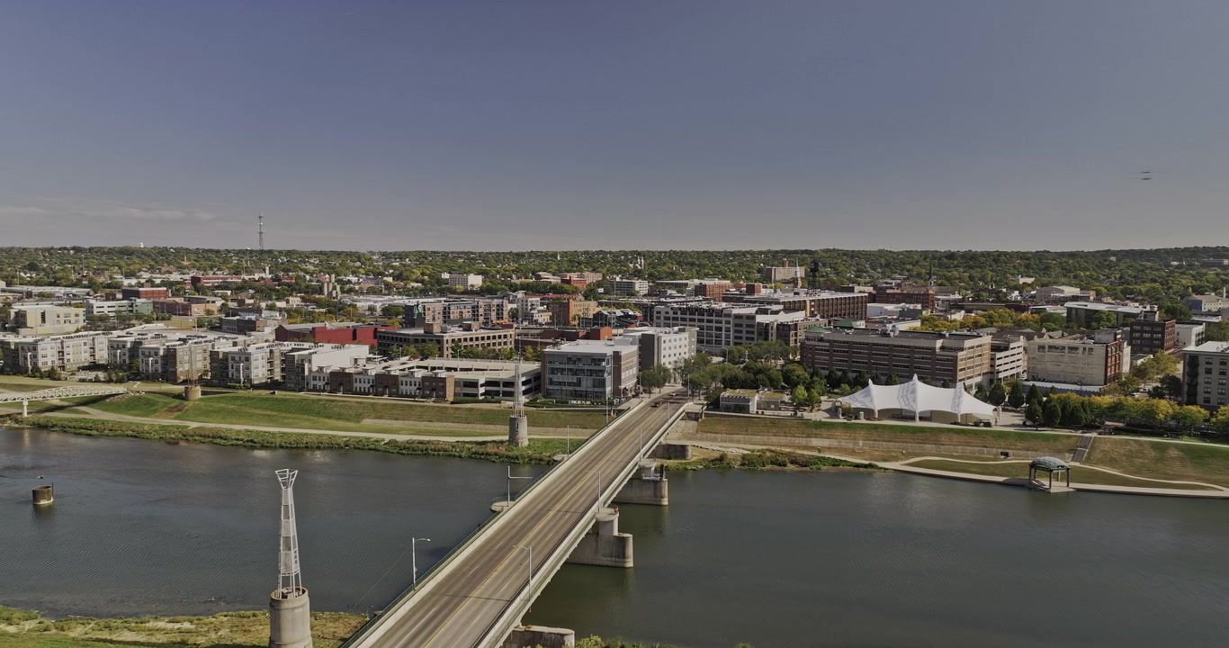 Dayton Ohio Veduta aerea v3 sorvolo a bassa quota lungo il fiume Great Miami, Riverside Drive e il lungomare verso lo stadio del centro - Ripreso con Mavic 3 Pro Cine - 21 settembre 2023