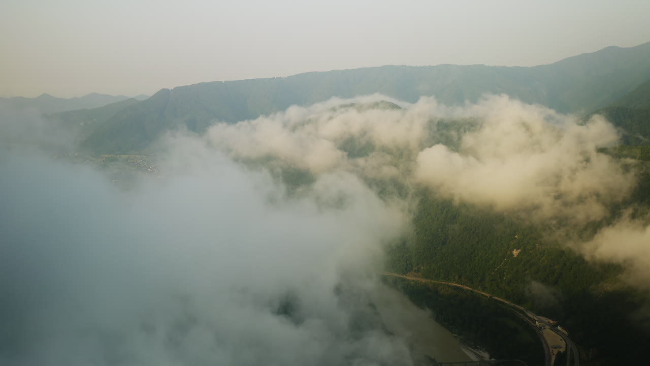 바위산으로 둘러싸인 이탈리아의 피아베 강 위를 떠다니는 구름