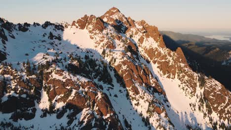 Eine-Umlaufende-Drohne,-Aufgenommen-In-Den-Olympic-Mountains,-Direkt-Außerhalb-Des-Nationalparks-Bei-Sonnenuntergang-Mit-Blick-Auf-Den-Hood-Canal