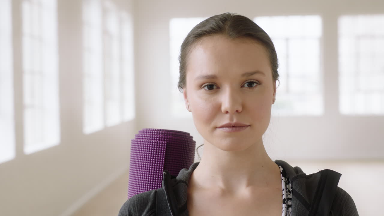 retrato feliz mujer de yoga sonriendo disfrutando de un estilo de vida saludable en el estudio de entrenamiento