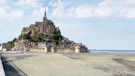 monasterio de mont-saint-michele durante la marea baja en normandía de francia