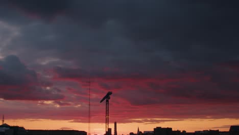 lapso de tiempo de increíbles nubes de cielo coloridas en la hora dorada de la puesta del sol que va de naranja amarillo intenso a gris oscuro y negro pesado